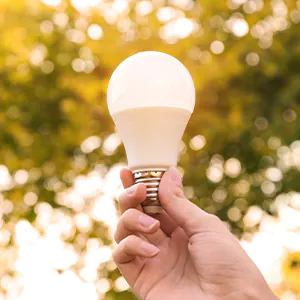 Hand hält LED